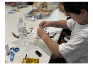 熱心に工作に取り組む子ども