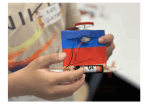 赤いデザインの三輪カー作品