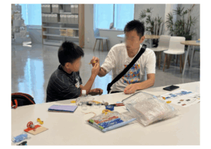 親子が一緒に考えている様子