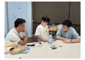 親子と大学生が話し合いながら工作する様子
