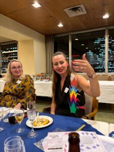 完成したレインボー折鶴を手に笑顔の参加者(エストニア)