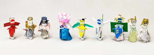 留学生が作った個性豊かなからくりロボの集合写真