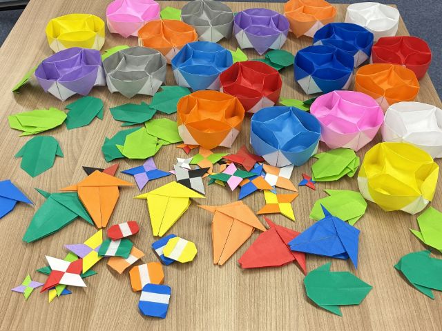 色とりどりの折り紙の飾り付け