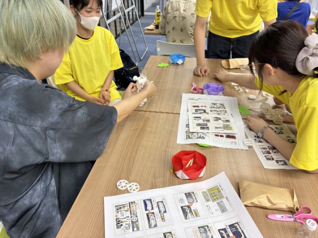ゼンマイとギアの工作をしている様子
