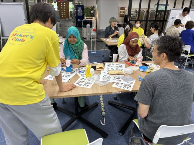 からくり人形の組み立てをサポートしている様子