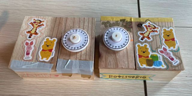 キャラクターのシールをそれぞれ異なる配置で貼った、二つの暗号キーボックス