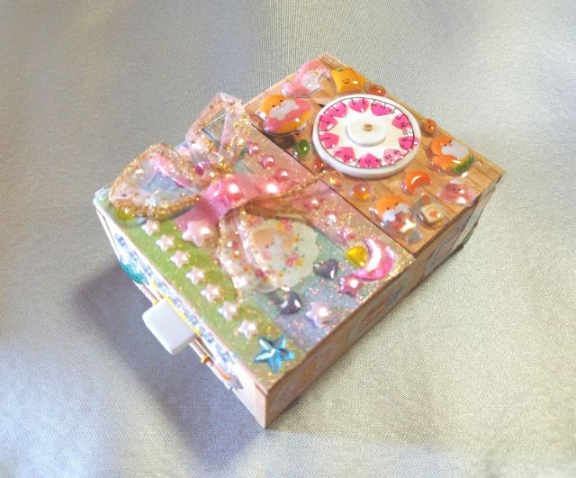 大きなリボンと立体的なシール、ピンクのハートで飾った暗号キーボックス
