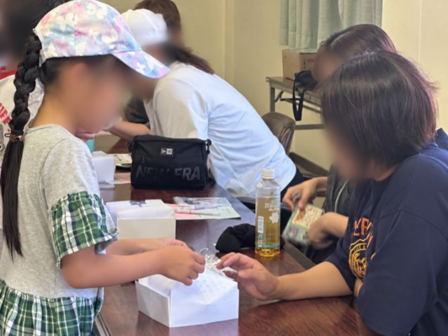偏光板の実験で分かったことを保護者に説明する子ども