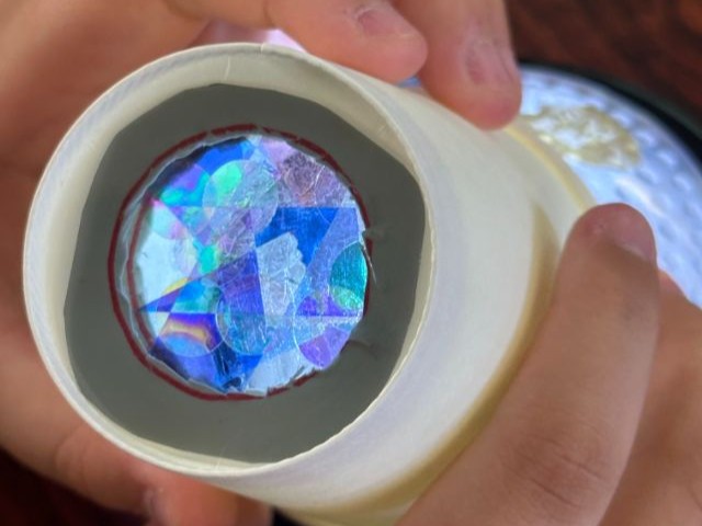 青や紫の光が鮮やかに見える偏光板万華鏡