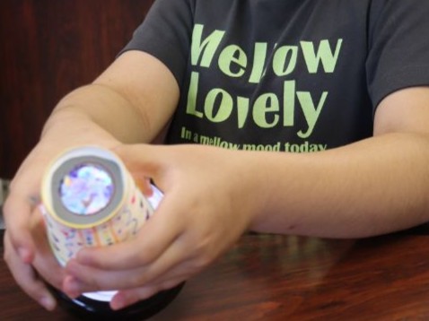 自分の万華鏡の工夫したところを発表する子ども