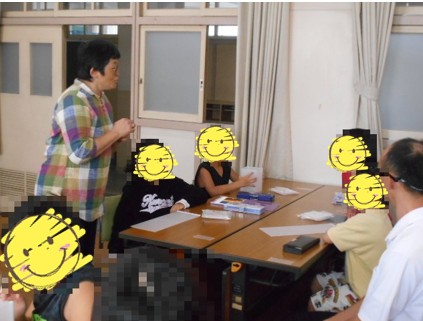 足踏み式ごみ箱づくりの説明を聞く児童たち
