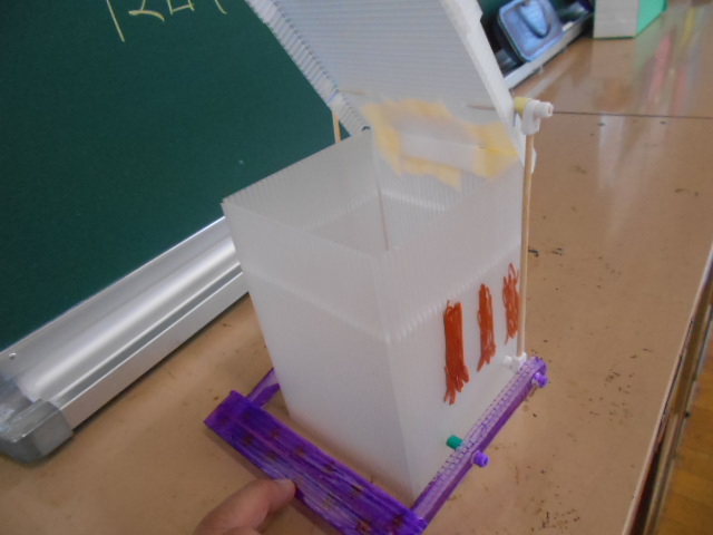 ペダルを押してふたを開いた足踏み式ごみ箱の完成作品